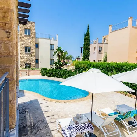 Вилла In Sleeps 6 Includes Swimming Pool And Air Con *