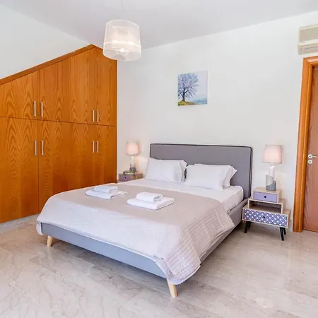 Вилла In Sleeps 6 Includes Swimming Pool And Air Con Mavroli