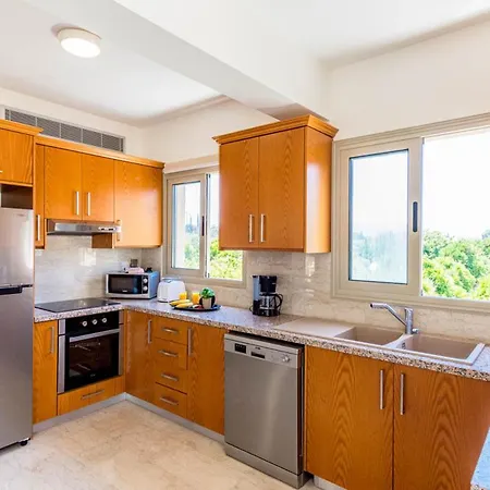 Вилла In Sleeps 6 Includes Swimming Pool And Air Con