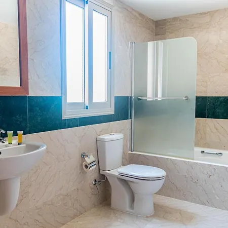 In Sleeps 6 Includes Swimming Pool And Air Con Вилла *