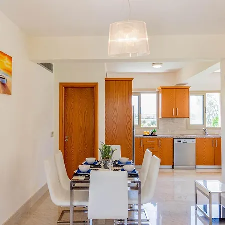 In Sleeps 6 Includes Swimming Pool And Air Con Вилла