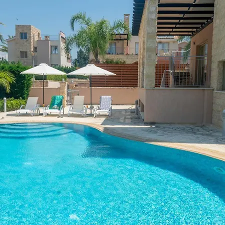 Villa In Sleeps 6 Includes Swimming Pool&air Con *