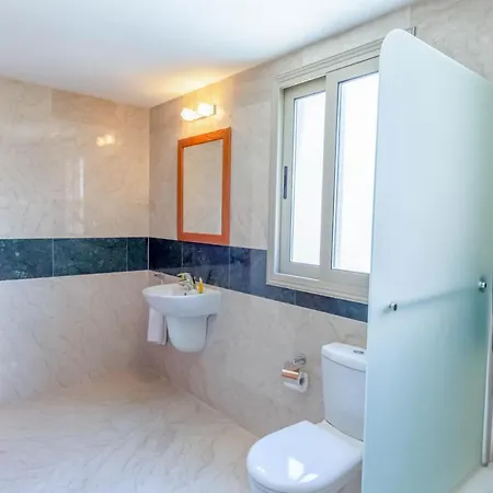 In Sleeps 6 Includes Swimming Pool&air Con *