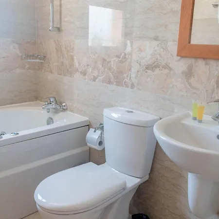 In Sleeps 6 Includes Swimming Pool And Air Con Вилла *